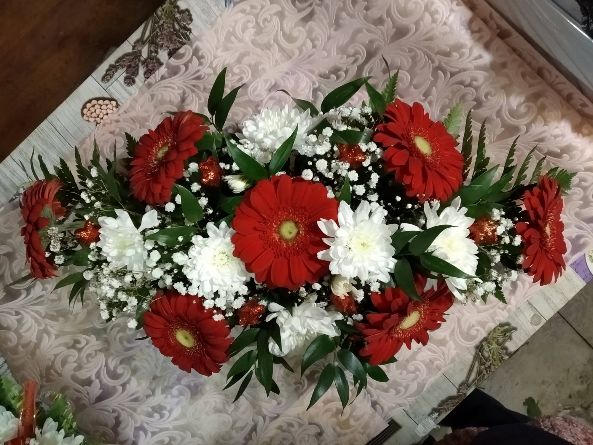 Květivová dekorace na vánoční stůl