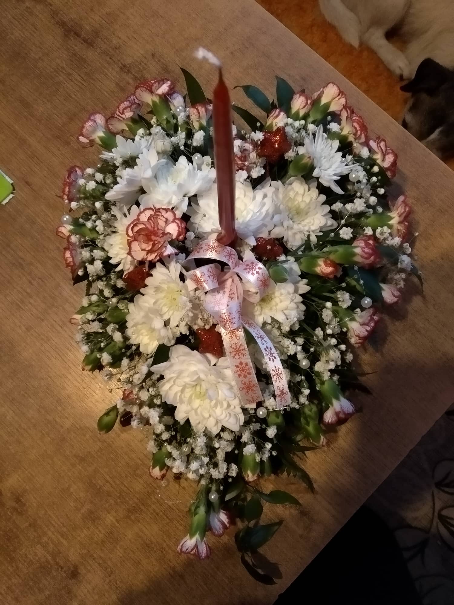 květinová dekorace se svíčkou