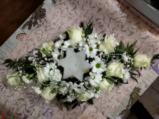 Květivová dekorace na vánoční stůl